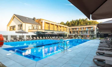 W okresie letnim jest dostępny zewnętrzny basen