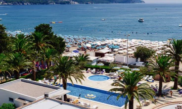 To idealny hotel na rodzinne wakacje w Czarnogórze tuż przy plaży