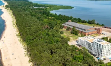 Kompleks powstał pomiędzy Bałtykiem i jeziorem Jamno, blisko nadmorskiej plaży