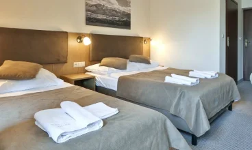 Kolorystyka jest utrzymana w jasnych barwach