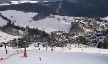Obiekt mieści się w Krynicy-Słotwinach, gdzie jest stacja narciarska