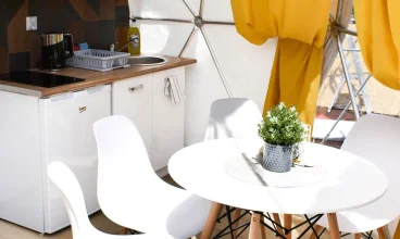 Aneks kuchenny pozwala wygodnie przygotować i zjeść posiłek