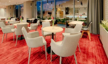 W hotelu działa restauracja oraz całodobowy Lobby Bar