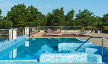 Latem na dachu jest udostępniany taras słoneczny i basen zewnętrzny