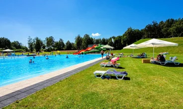 Strefa wypoczynku z leżakami oraz letni bar urozmaicają letni wypoczynek