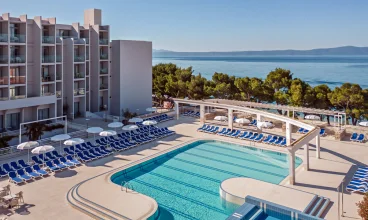 Bluesun Hotel Alga ma bezpośredni dostęp do plaży