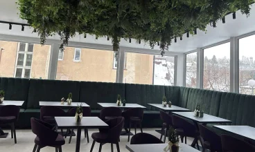 Nowoczesna restauracja hotelowa wyróżnia się dużym przeszkleniem