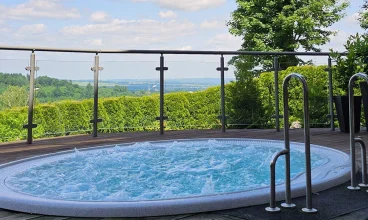 Zewnętrzne jacuzzi z widokiem na góry jest czynne cały rok