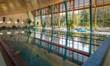 Hotel Perła Południa posiada pełnowymiarowy basen pływacki