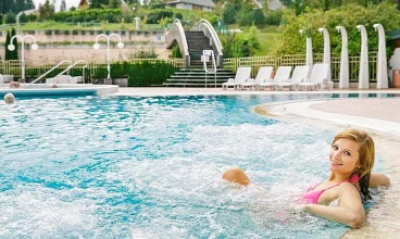 Relaks w basenach zewnętrznych i jacuzzi jest dostępny przez cały rok