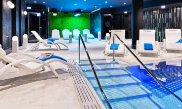 Sercem strefy Wellness jest kryty basen z hydromasażem oraz słoneczne leżaki