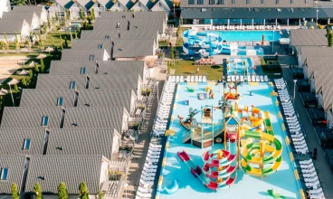 Domki i apartamenty powstały wokół kompleksu zewnętrznych basenów