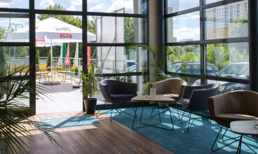 Hotel posiada nowoczesne lobby z wyjściem na taras