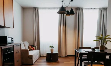 Apartamenty Comfort i Rodzinne mają osobny salon z aneksem kuchennym