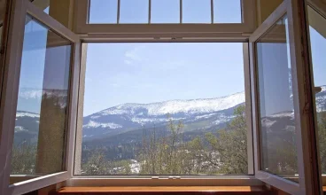 Z niektórych okien roztacza się widok na góry