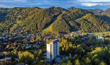 Hotel mieści się w górnej części Szczawnicy, tuż obok Górnego Parku Zdrojowego