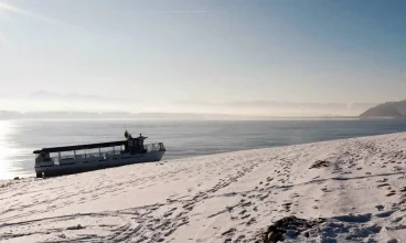 Resort jest położony na wschodnim brzegu jeziora