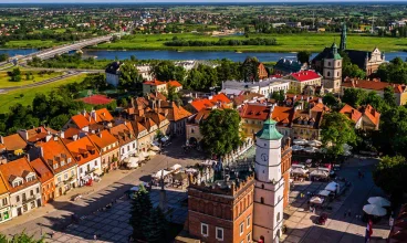 Znajduje się po drugiej stronie Wisły względem zabytkowego Sandomierza
