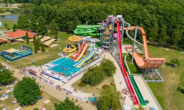 Hotel jest połączony korytarzem z kompleksem termalnym