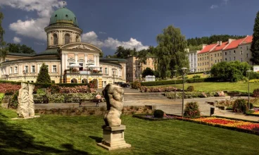 Hotel sąsiaduje z Parkiem Zdrojowym (150 m)