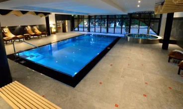 Obok basenu z przeciwprądem jest też jacuzzi