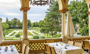 Hotel jest otoczony pięknym zadbanym parkiem i ogrodem