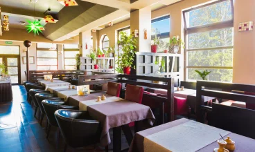 W obiekcie mieści się przestronna sala restauracyjna