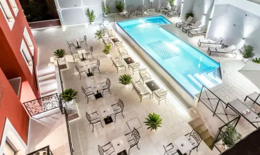 Posiada zewnętrzny basen i przyjemny taras