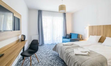 Każdy pokój wyposażony jest w: TV, WiFi, zestaw plażowy