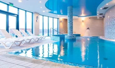 Strefa wellness to przede wszystkim basen z rwącą rzeką i hydromasażami