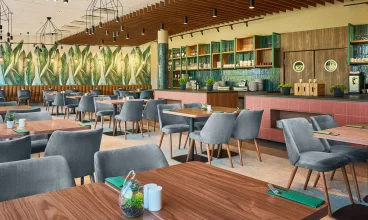 W hotelu mieści się elegancka restauracja z przeszkloną ścianą