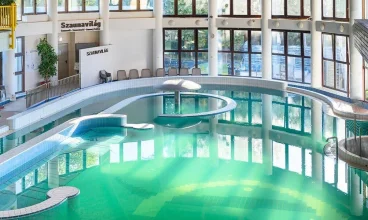 Wewnątrz czekają baseny z wodą termalną