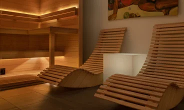 Goście mogą skorzystać z sauny oraz gabinetu masażu