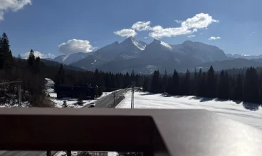 Z Javorinki wspaniale widać cały masyw Tatr Bielskich i szczyty Tatr Wysokich