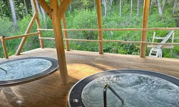 5 z 7 jacuzzi jest na świeżym powietrzu
