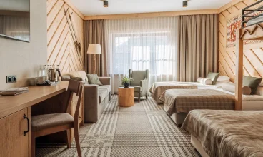 Hotel umożliwia zakwaterowanie w jasnych przestronnych pokojach