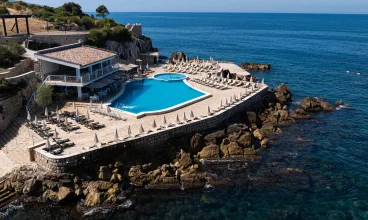 Hotel jest położony na wybrzeżu Adriatyku w miejscowości Dobra Voda