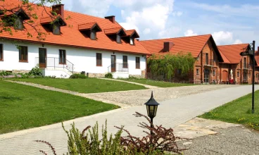 Nowoczesne pokoje urządzono na terenie dawnej dworskiej oficyny