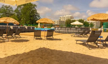 Na lato 2025 na terenie kompleksu przygotowano także piaszczystą plażę