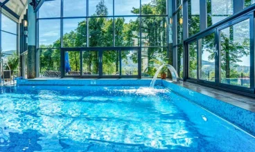 Sercem strefy wellness jest basen z przeciwprądem i kaskadą