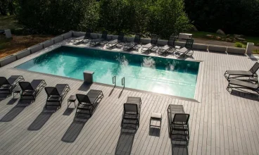 Latem resort zaprasza na odkryty basen