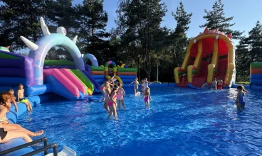 Atrakcją od 2026 roku jest sezonowy wodny plac zabaw