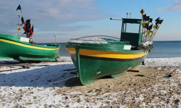 Obiekt jest oddzielony od plaży tylko fragmentem nadmorskiego lasu