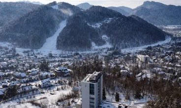 Z hotelu widać trasy narciarskie na Palenicy