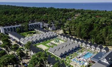 Resort jest położony blisko plaży, pośród sosnowego lasu