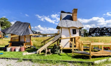 W ogrodzie znajduje się plac zabaw dla dzieci