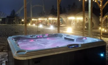 Zewnętrzna strefa wellness składa się z saun i jacuzzi