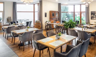 Obiekt posiada stylową restaurację z kawiarnią