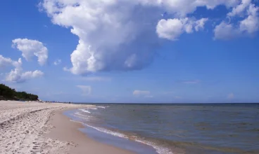 Szczyci się bliskością bałtyckiej plaży