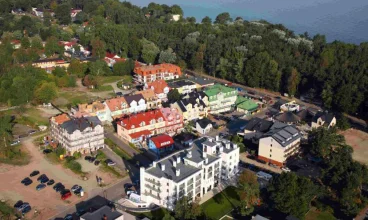 Tylko jedna ulica oddziela hotel od nadmorskiego lasu i ścieżki na plażę